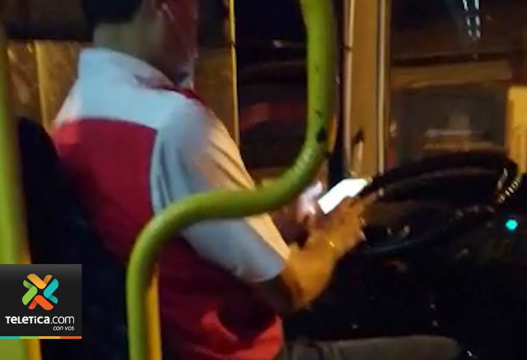 Cada 4 horas se multa a un chofer por usar el celular cuando maneja ...
