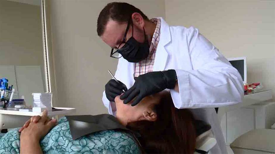 Salud prepara proyecto para financiar prótesis dentales para adultos mayores