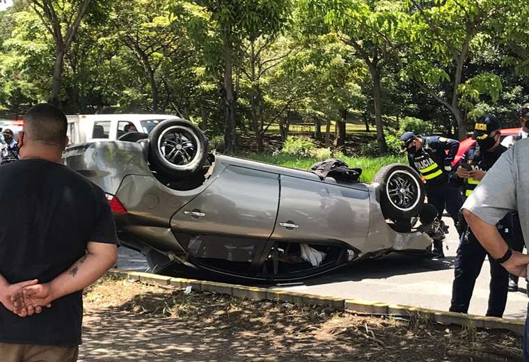 Conductora pierde el control y vuelca su carro en Circunvalación | Teletica