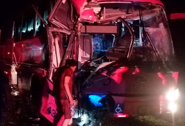 Aparatoso Accidente Entre Bus Y Tráiler Deja Una Persona Gravemente