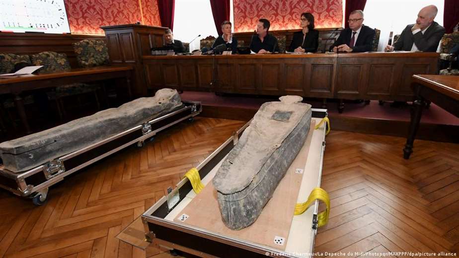 Arqueólogos revelan misterio de sarcófagos descubiertos tras incendio de Notre  Dame | Teletica